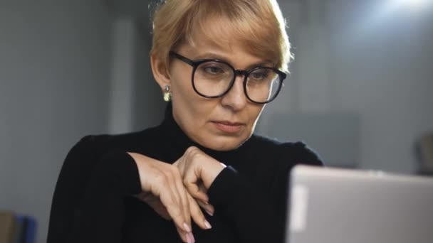 Empregador Feminino Leitura Currículos Candidatos Laptop Sentindo Dor Cabeça — Vídeo de Stock