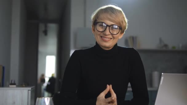 Gülümseyen Başarılı Bayan Popüler Insanlarla Ilgili Ünlü Bir Dergiye Röportaj — Stok video