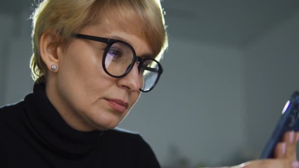 Mujer Pelo Limpio Gafas Con Aplicación Bancaria Teléfono Inteligente Pagar — Vídeos de Stock