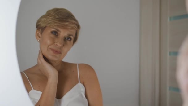 Pek Gecelikli Kendine Güvenen Güzel Bir Kadın Aynadaki Yansımasına Bakıyor — Stok video