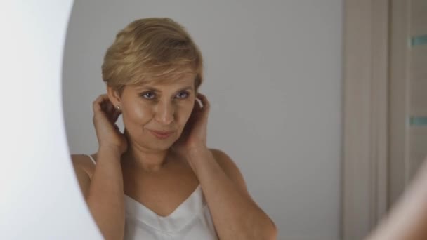 Atractiva Mujer Mediana Edad Mirando Reflejo Espejo Disfrutando Nuevo Peinado — Vídeos de Stock