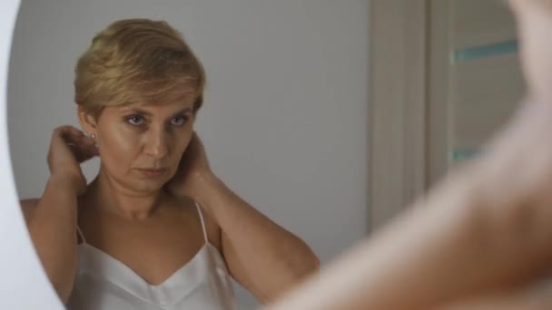 Pek Gecelikli Şehvetli Kadınsı Bir Kadın Aynada Yansımasının Tadını Çıkarıyor — Stok video