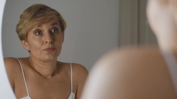 外見と人生の結果に失望した女性は鏡を見て 悲しみ — ストック動画