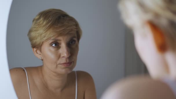 Frustreret Utilfreds Kvinde Sin Ser Spejlet Med Sorg Mistet Tro – Stock-video