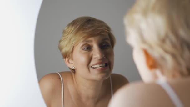 Mulher Adulta Olhando Seu Dente Espelho Insatisfeita Com Próteses — Vídeo de Stock