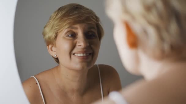 Wanita Paruh Baya Tidak Puas Dengan Perawatan Rongga Mulutnya Pergi — Stok Video