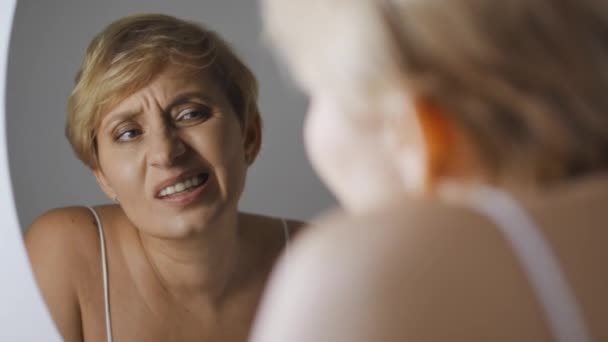 Wanita Rambut Adil Merasakan Ketidaknyamanan Dalam Rongga Mulutnya Rasa Sakit — Stok Video