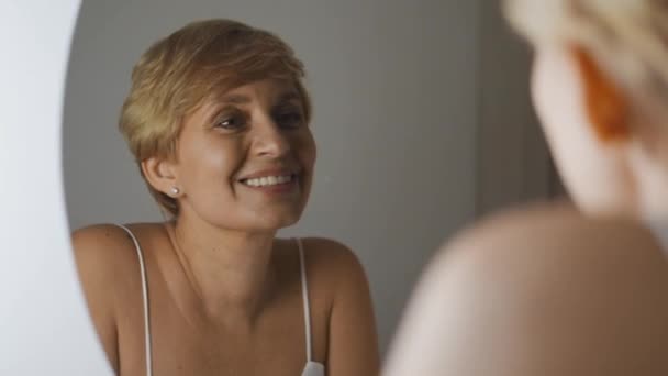 Mutlu Bayan Yeni Diş Implantlarına Kaplamalarına Bakarak Sağlıklı Gülüşünün Tadını — Stok video
