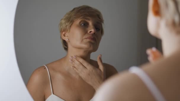 Yetişkin Bir Kadın Yeni Gece Kremini Kendi Üzerinde Test Ediyor — Stok video