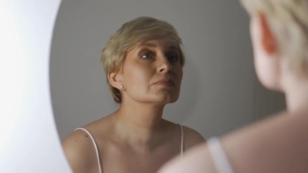 Güzel Saçlı Mutlu Bir Kadın Sabah Makyajını Tazeliyor Aynaya Bakıyor — Stok video
