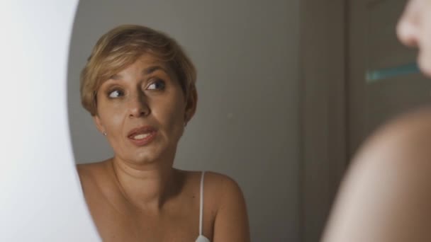 Atraktivní Sexuální Žena Připravuje Noc Mužem Emocionální Připoutání — Stock video