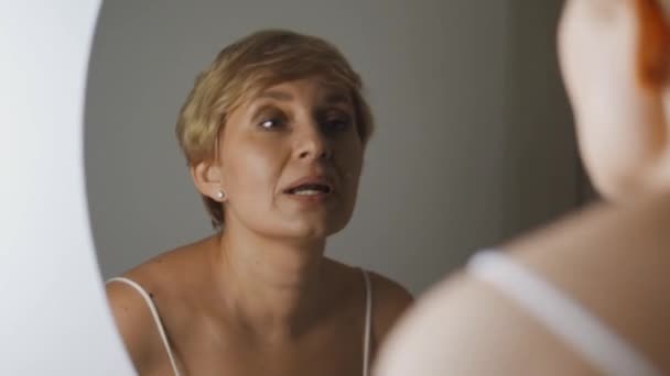 Neşeli Kendine Güveni Tam Sarışın Bir Kadın Randevuya Çıkıp Aynadaki — Stok video