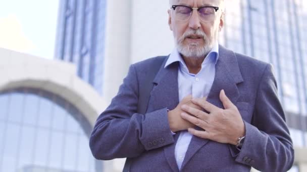 Älterer Mann Business Anzug Berührt Brust Fühlt Liebeskummer Beim Gehen — Stockvideo