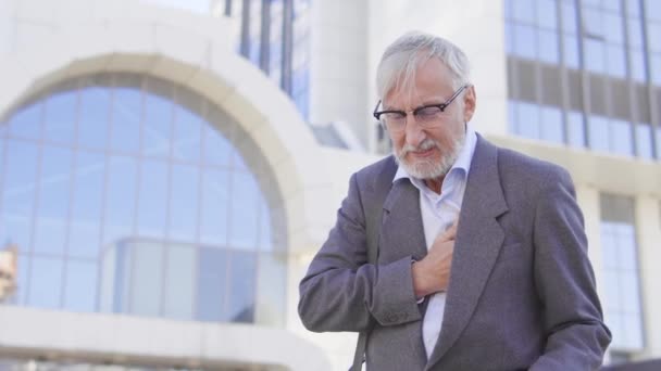 Старий Сіроокий Чоловік Відчуває Біль Грудях Ризик Інсульту Або Серцевого — стокове відео