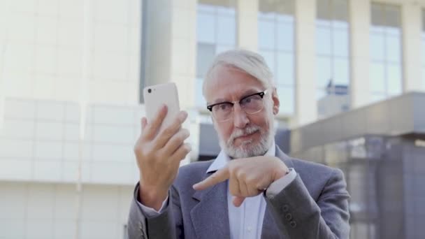 Funny Mature Man Blogger Recording Trendy Video Smartphone Digitalization — Stock Video