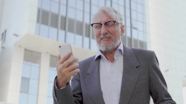 Olgun Bir Adam Akıllı Telefonundan Kötü Haberler Alır Aniden Hastalanır — Stok video