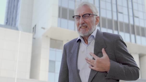 Senior Mand Rører Ondt Brystet Føler Smerter Brystet Hjerteanfald Nødsituation – Stock-video