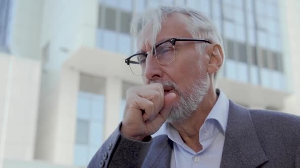 Alter Mann Hustet Bedeckt Mund Mit Faust Leidet Lungenentzündung Covid — Stockvideo