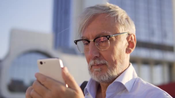 Όμορφος Ώριμος Άντρας Γυαλιά Ηλίου Που Κυλά Ιστοσελίδες Smartphone Που — Αρχείο Βίντεο