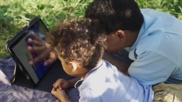 Padre Hijo Dibujando Tableta Con Los Dedos Estudiando Colores Descansando — Vídeos de Stock