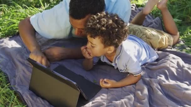 Lindo Niño Pequeño Mirando Padre Biracial Dibujar Jugar Tableta Ayudarle — Vídeos de Stock