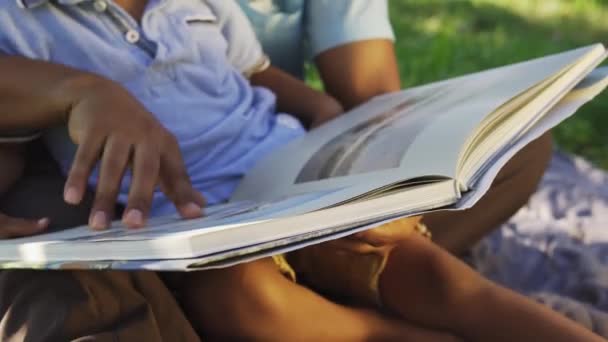 Baba Küçük Sevimli Oğluna Büyük Kitapta Resimler Gösteriyor Hikayeler Anlatıyor — Stok video
