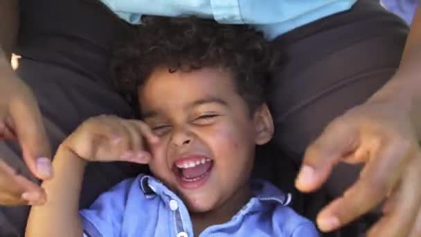 Adorable Niño Pelo Rizado Riendo Sinceramente Mientras Padre Hace Cosquillas — Vídeos de Stock