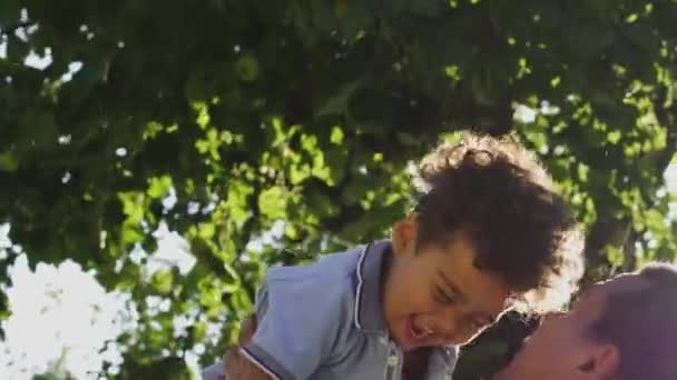 Çok Irklı Bir Baba Küçük Sevimli Oğlunu Gökyüzüne Fırlatıyor Ellerini — Stok video