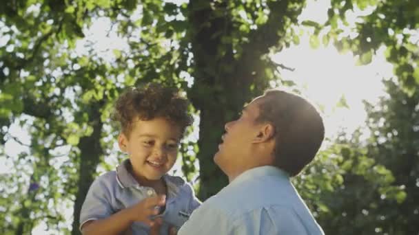 Babasının Kucağında Küçük Güzel Bir Çocuk Gülüyor Çırpınıyor — Stok video