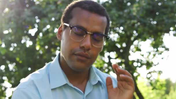Uomo Multietnico Stanco Occhiali Massaggiare Tempio Dolorante Sensazione Mal Testa — Video Stock