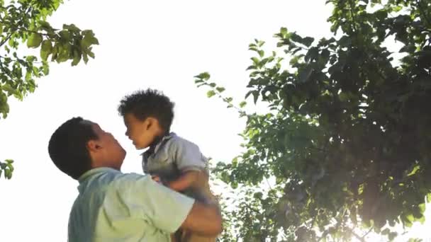 Önemseyen Baba Küçük Oğlunu Gökyüzüne Fırlatıyor Çocuk Gülüyor Eğleniyor — Stok video