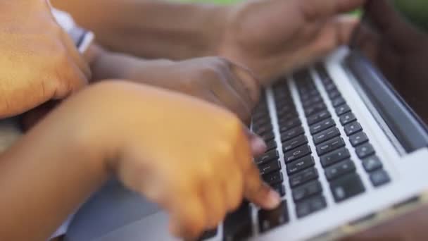 Primeros Dedos Niño Birracial Escribiendo Ordenador Portátil Alfabetización Digital Diversión — Vídeo de stock