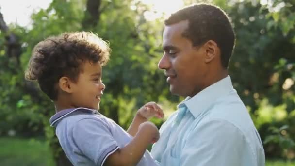 Όμορφος Μπαμπάς Τρυφερά Φιλάει Μύτη Του Μικρού Χαριτωμένου Γιου Του — Αρχείο Βίντεο