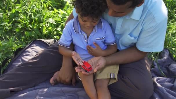 Multiethnischer Vater Und Kleiner Gelockter Sohn Spielen Mit Kleiner Nacktschnecke — Stockvideo