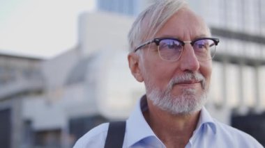 Pozitif adam başka bir ülkeye taşınmaktan zevk alıyor, başarılı bir iş kurma