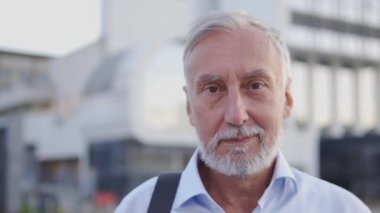 Beyaz saçlı yetenekli avukat gülümseyen kamera, masum müşterileri korumaya hazır.