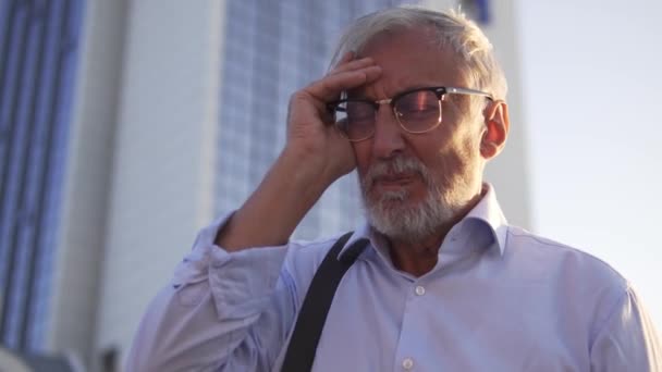 Dospělý Šedovlasý Muž Bílé Košili Stylových Brýlích Zavírá Oči Dotýká — Stock video