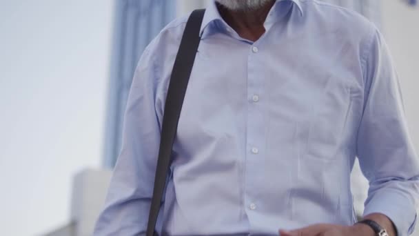 Зрелый Человек Чувствует Боль Держа Руки Грудь Риск Инсульта Сердечного — стоковое видео
