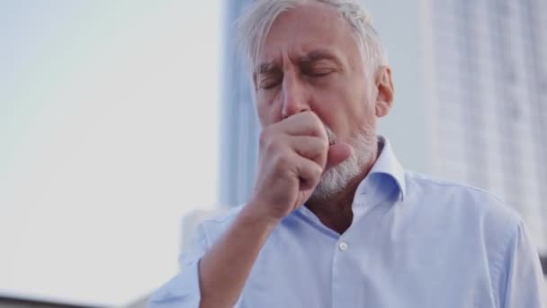Γέρος Άρρωστος Άνθρωπος Βήχει Πολύ Καλύπτει Στόμα Γροθιά Πνευμονικά Προβλήματα — Αρχείο Βίντεο