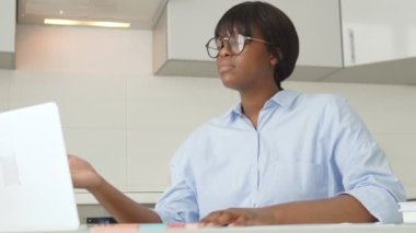 Proje başarısızlığından rahatsız olan, seçici müvekkil ve stresten rahatsız olan serbest çalışan bir kadın.