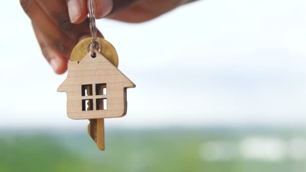 家から鍵を手に持って新しい家に引っ越し住宅ローンサービス — ストック動画