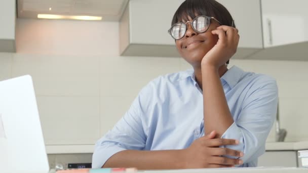 快乐的非洲裔美国学生微笑着回家 梦想着成功的事业 — 图库视频影像