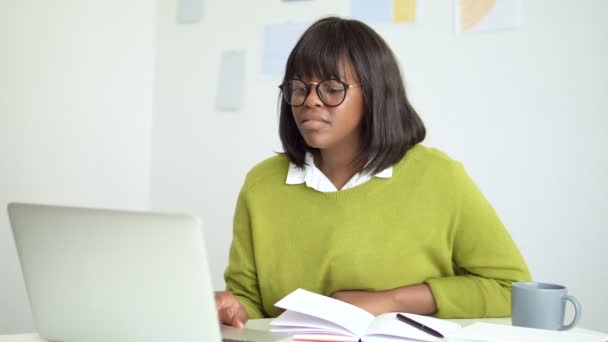 怒っているアフロ系アメリカ人の女性は仕事への発言に不満 プロの燃え尽き — ストック動画