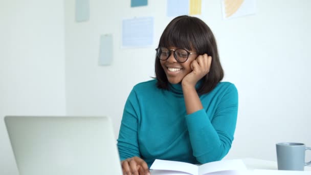 快乐的非洲裔美国女人微笑着在家里的笔记本电脑上工作 视频通话 — 图库视频影像