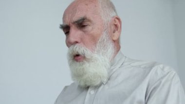 Yaşlı, sağlıksız bir adam öksürüyor. Ağzını eliyle kapatıyor. Zatürree olmuş.
