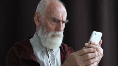 Olgun bir erkeğin akıllı telefondan olumsuz haberler okuması, yanlış bilgi, başarısız olması...