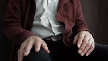 Erkek emeklilerin elleri titriyor, Parkinson hastalığı, nörolojik bozukluk.