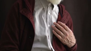 Yaşlı erkek emekli göğüs ağrısı, kalp krizi, nefes darlığı çekiyor.
