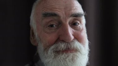 Yaşlanmış erkek Tanrı 'ya yardım için yalvarıyor, kameraya bakıyor, mucize ve güven umuyor.