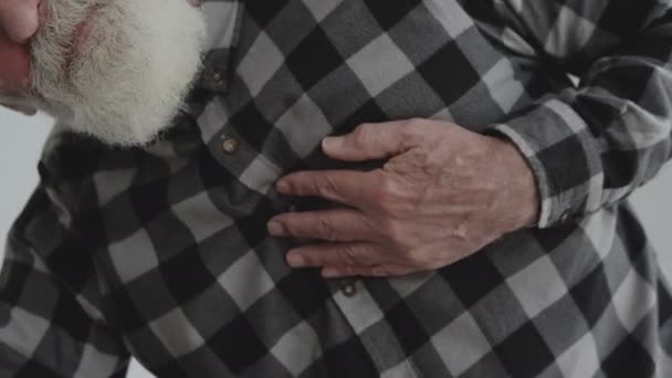 Пожилой Дедушка Падает Держа Руку Груди Сердечный Приступ Инсульт — стоковое видео